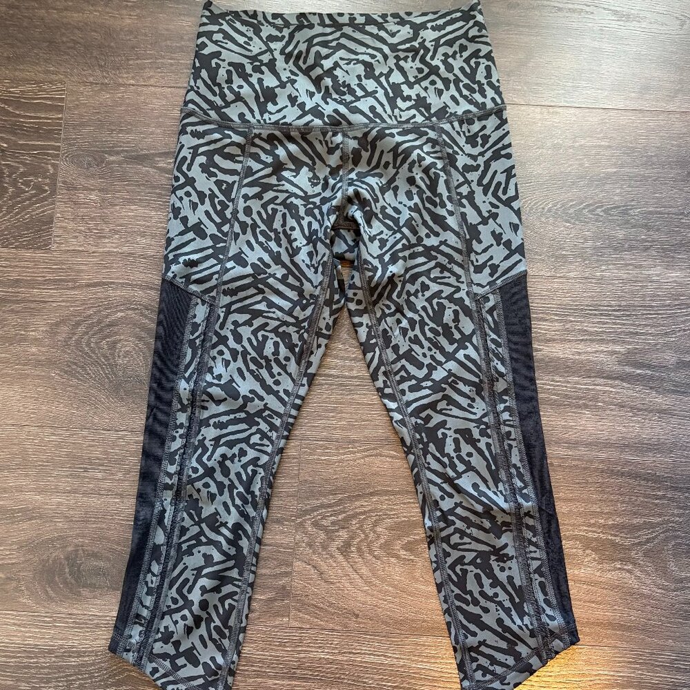 NWOT Lululemon Crop Yoga Leggings Size 6 Black & Grey w/ Mesh Accents 21" Inseam